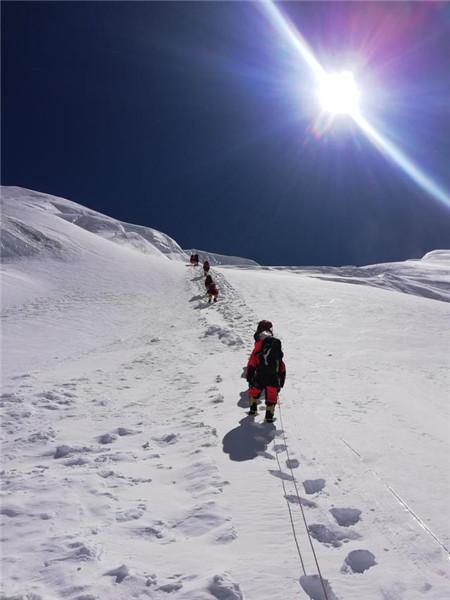 5月24日晚，2020珠峰高程测量登山队队员到达海拔7028米的北坳营地 2020珠峰高程测量登山队图