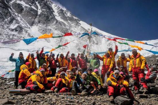 2016年4月23日，西藏拉萨喜马拉雅登山向导学校的向导们在登攀珠峰时合影。新华社发（扎西次仁摄）