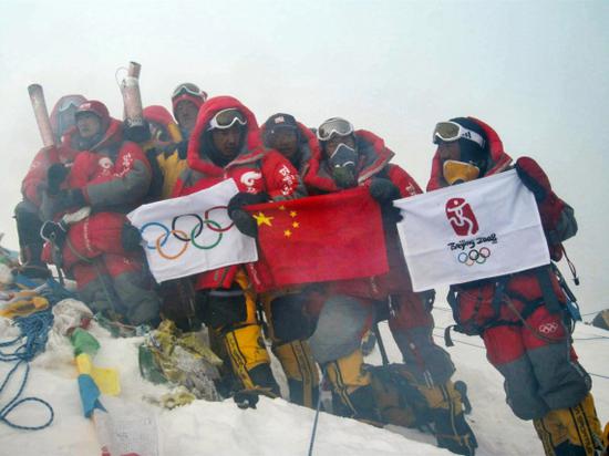 2008年5月8日，北京奥运圣火珠峰传递登山队收效登顶珠峰，中国登山队员在峰顶展示中国国旗、奥运五环旗和北京奥运会会徽旗。新华社发