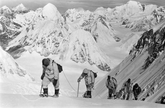  1960年5月，中国登山队队员在海拔7150米的冰雪坡上行进。新华社发